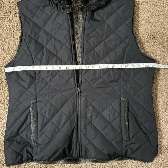 KRISTEN BLAKE BLACK/GRAY REVERSIBLE FAUX FUR VEST OUTERWEAR - Picture 4 of 12